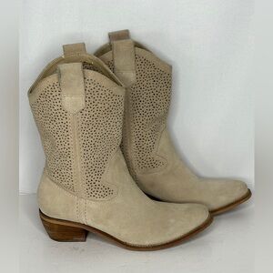 BCBG Generation Bastille Suede Western Cowgirl Boots Cream  Sz 6